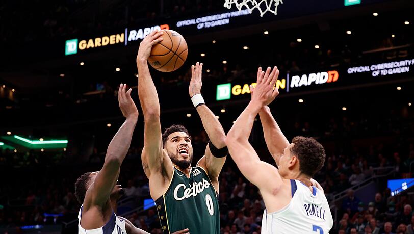 Bostons Jayson Tatum (0) zieht zum Korb zwischen Dorian Finney-Smith (l) und Dwight Powell von den Dallas Mavericks.