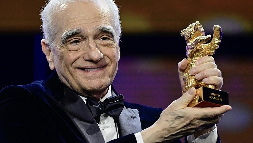 Martin Scorsese hält den Preis für sein Lebenswerk in die Kameras der anwesenden Fotografen.