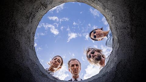 "Lost in Fuseta - Ein Krimi aus Portugal: Spur der Schatten": Isadora (Iris Cayatte, l.), Lost (Jan Krauter, 2. v. l.), Carlos (Daniel Christensen, 2. v. r.) und Graciana (Eva Meckbach, r.) machen im Brunnen eine schreckliche Entdeckung.