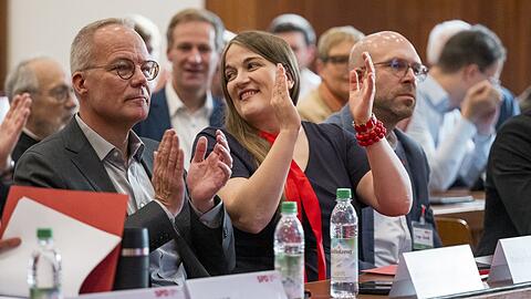 Bayern-Chefin Ronja Endres und Matthias Miersch, der neue Generalsekretär der Bundes-SPD, beim Parteitag in Schweinfurt.