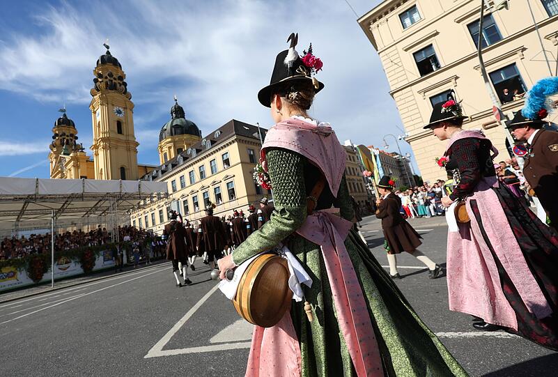 9.000 Trachtler ziehen durch die Stadt zum Festgelände. 9.000 Trachtler ziehen durch die Stadt zum Festgelände.