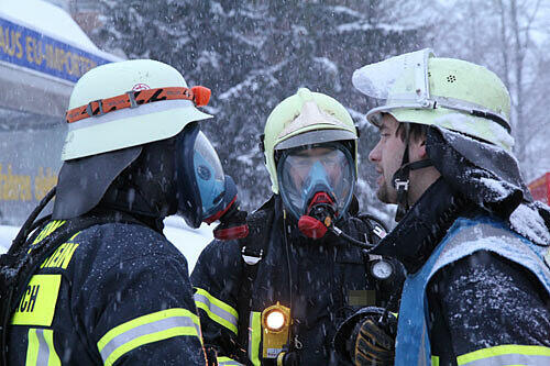 Als die Feuerwehrmänner am Einsatzort ankamen, schlugen ihnen die Flammen aus der Werkstatthalle bereits entgegen.