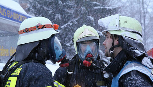 Als die Feuerwehrmänner am Einsatzort ankamen, schlugen ihnen die Flammen aus der Werkstatthalle bereits entgegen. Als die Feuerwehrmänner am Einsatzort ankamen, schlugen ihnen die Flammen aus der Werkstatthalle bereits entgegen.