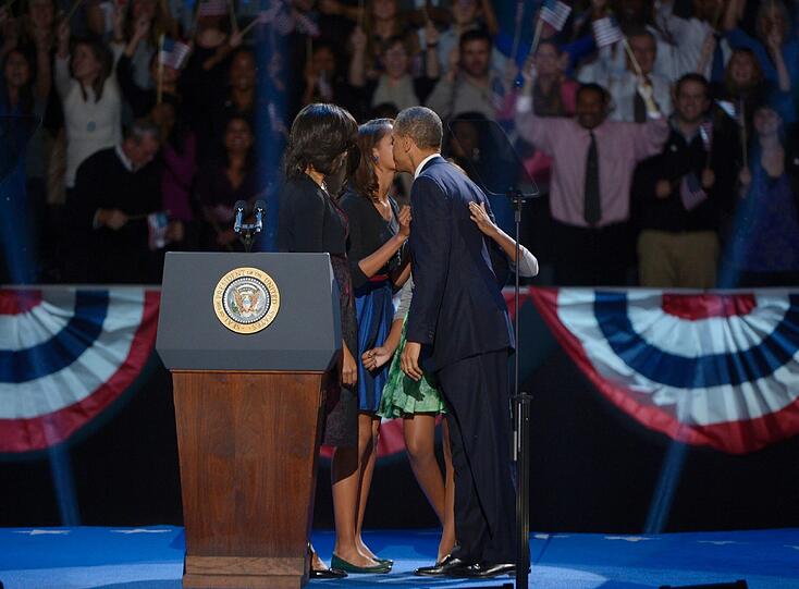 Sie bleiben die First Family: Barack Obama betritt mit Ehefrau Michelle und den Töchtern Sasha und Malia die Bühne in Chicago