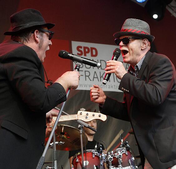 Singen konnte er auch: Peter Struck bei seinem Auftritt auf dem Hoffest der SPD-Bundestagsfraktion in Berlin, zusammen mit der Bonner Band "4Peppers".