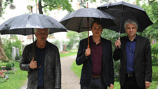 In der Mitte: Fabian Hinrichs als "Gisbert" mit den beiden Münchner Ermittlern In der Mitte: Fabian Hinrichs als "Gisbert" mit den beiden Münchner Ermittlern