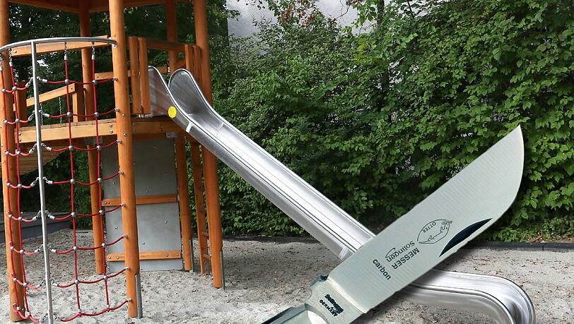 Ein Messer auf einem Spielplatz - höchste Gefahr für die spielenden Kinder. (Symbolbild) Ein Messer auf einem Spielplatz - höchste Gefahr für die spielenden Kinder. (Symbolbild)