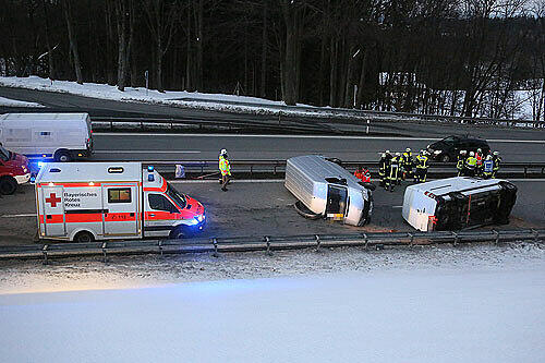 Die Kleintransporter blockierten die Fahrbahn der A8 - die Bilder.