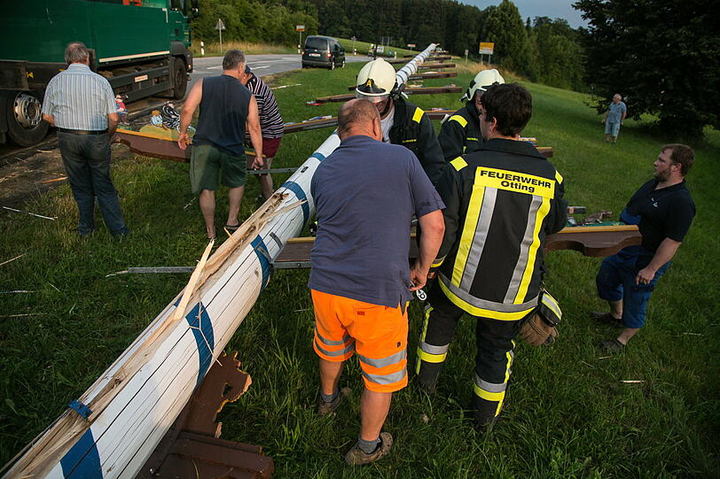 Der Blitz hat den Maibaum völlig zerstört. Die Bilder vom Feuerwehreinsatz in Otting.
