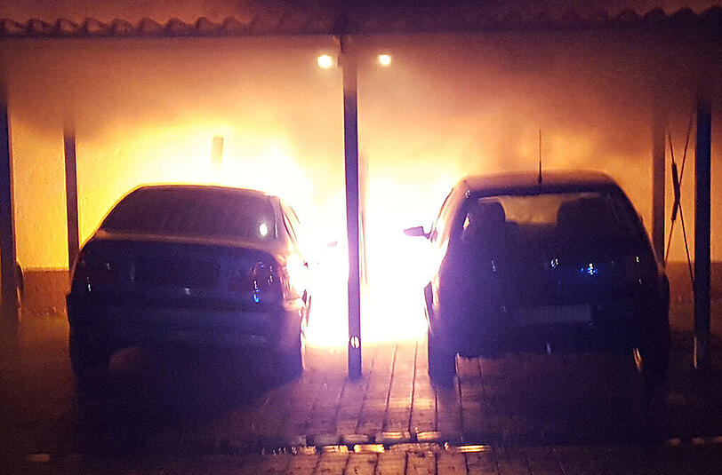 Die Feuerwehr war schnell vor Ort und konnte so ein Übergreifen der Flammen auf einen dritten Wagen verhindern.