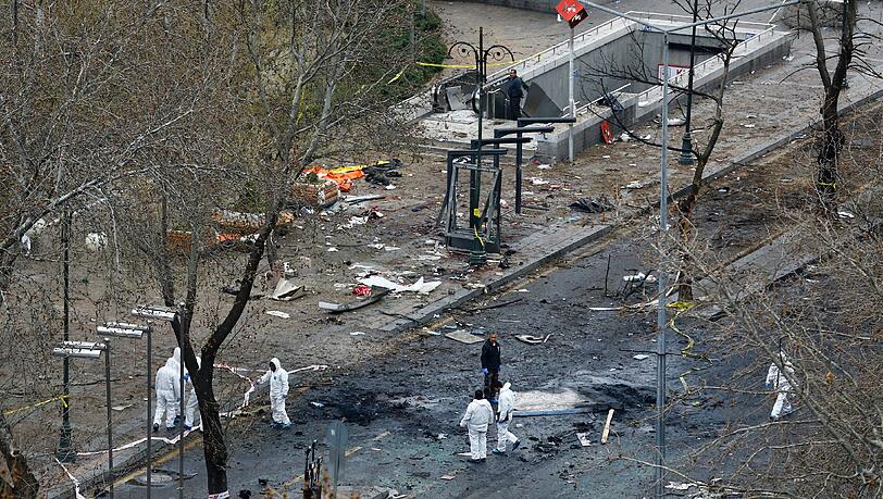 Bei dem Autobomben-Anschlag an einer Bushaltestelle in Ankara sind 37 Menschen getötet worden. Bei dem Autobomben-Anschlag an einer Bushaltestelle in Ankara sind 37 Menschen getötet worden.
