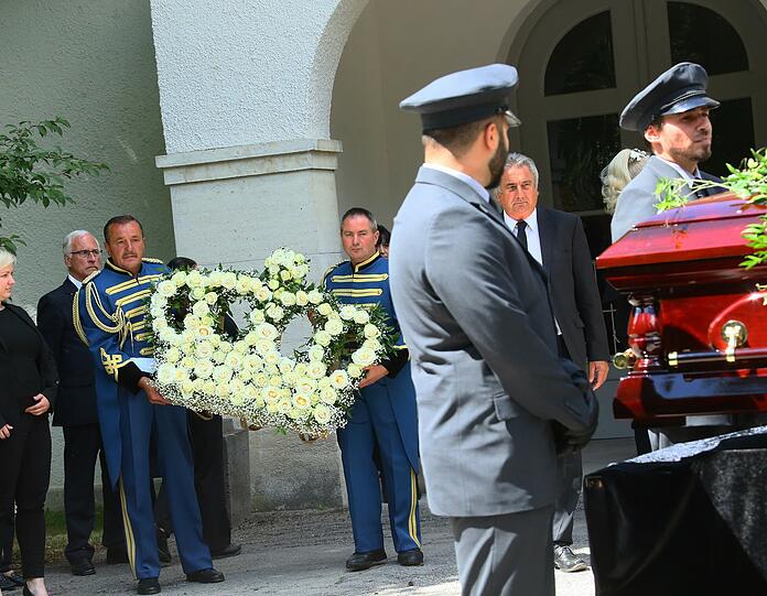 Der rosa-geschmückte Sarg von Christel Sembach-Koch wurde von vier Schimmeln zum Mausoleum der Familie gebracht.