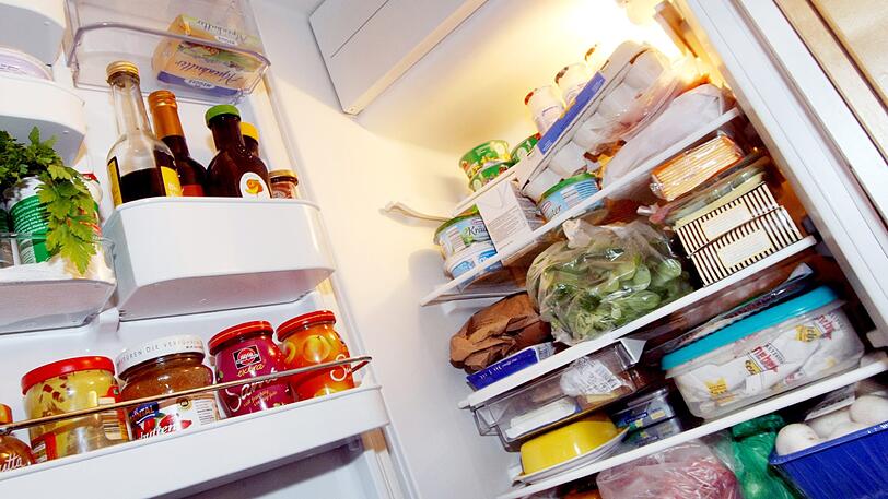 Bis zu 20 Mal am Tag öffnen die Deutschen zuhause den Kühlschrank. Viele fragen sich dabei: Was gehört hinein, was eher nicht - und wie viel Strom frisst das Gerät?