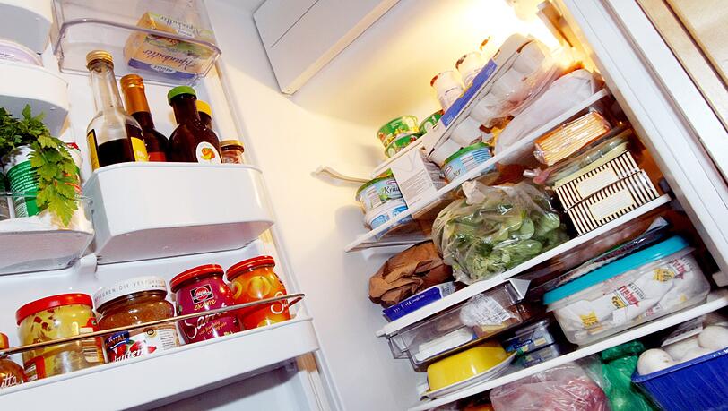 Bis zu 20 Mal am Tag öffnen die Deutschen zuhause den Kühlschrank. Viele fragen sich dabei: Was gehört hinein, was eher nicht - und wie viel Strom frisst das Gerät? Bis zu 20 Mal am Tag öffnen die Deutschen zuhause den Kühlschrank. Viele fragen sich dabei: Was gehört hinein, was eher nicht - und wie viel Strom frisst das Gerät?