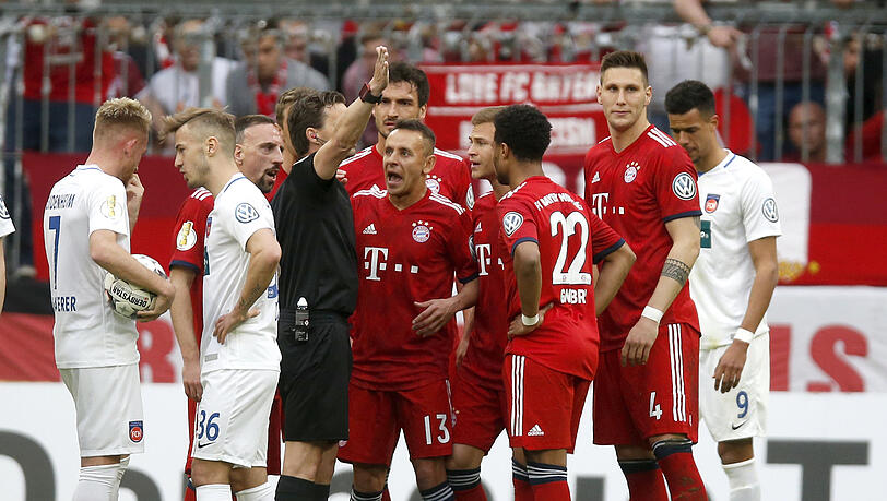 Hektik nach dem Platzverweis von Niklas Süle (r.). Hektik nach dem Platzverweis von Niklas Süle (r.).