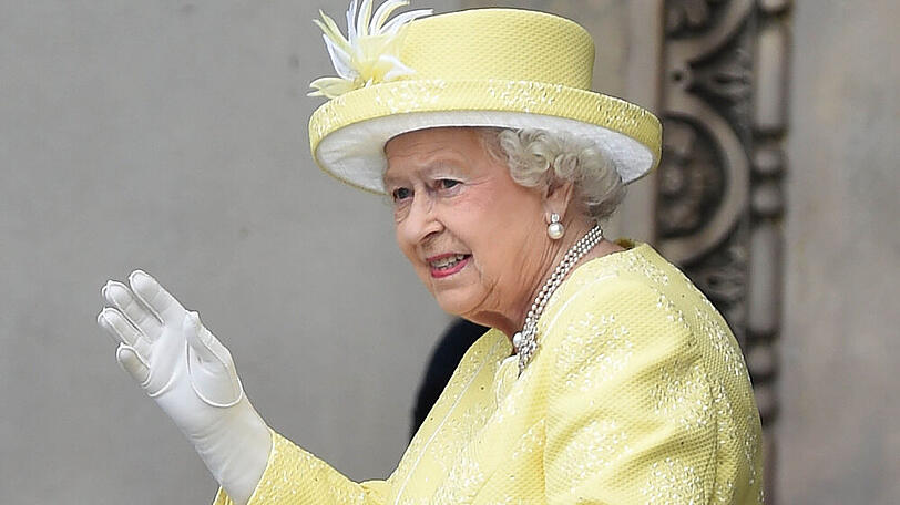 Queen Elizabeth II. zollt Königin Victoria und Prinz Albert ihren Tribut