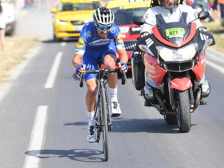Julian Alaphilippe hat sich vom Hauptfeld abgesetzt.