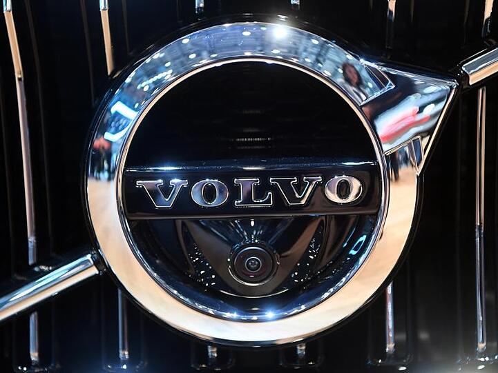 Die Maximalgeschwindigkeit soll für Volvo-Modelle gelten, die von 2020 an hergestellt werden, und damit im Rahmen des Firmenkonzepts "Vision 2020" den Straßenverkehr sicherer machen, wie der schwedische Autobauer mitteilte.