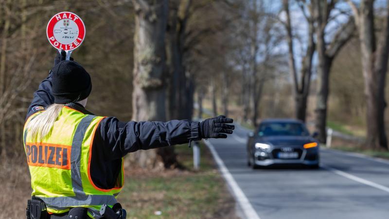 An der Landesgrenze zu Schleswig-Holstein kontrolliert die Polizei von Mecklenburg-Vorpommern Einreisende. An der Landesgrenze zu Schleswig-Holstein kontrolliert die Polizei von Mecklenburg-Vorpommern Einreisende.
