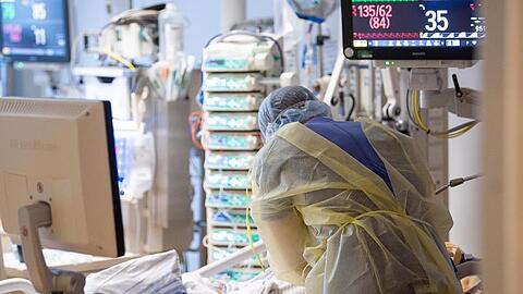 Ein Intensivpfleger ist auf einer Intensivstation bei einem Covid-19-Patienten. (Archivbild).