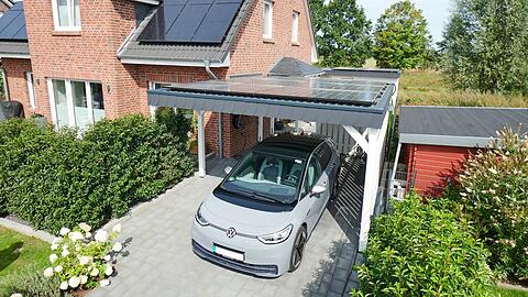 Ein Elektroauto vor dem Haus, eine Wärmepumpe dahinter und Solarzellen auf dem Dach - so können Verbraucher und Verbraucherinnen deutlich CO2 sparen.
