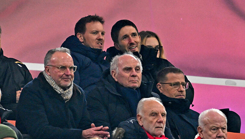 Sein Mini-Kader wird pl&ouml;tzlich zum Giga-Kader: Sportvorstand Max Eberl (rechts).