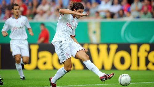 Traf per Linksschuss zum 1:0 im DFB-Pokal bei der SpVgg Neckarelz - und später setzte Mario Gomez das 2:0 per Elfer drauf. Traf per Linksschuss zum 1:0 im DFB-Pokal bei der SpVgg Neckarelz - und später setzte Mario Gomez das 2:0 per Elfer drauf.