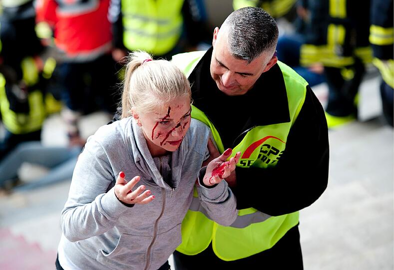 Polizei, Feuerwehr und Technisches Hilfswerk (THW)proben in Ausgbsurg den Ernstfall: Bei einer nachgestellten Massenpanik infolge gezündeter Feuerwerkskörper probten mehr als 900 Beteiligte am Samstag, wie 120 teils schwer verletzte Fußballfans in der Impuls-Arena versorgt oder in Krankenhäuser gebracht werden können.