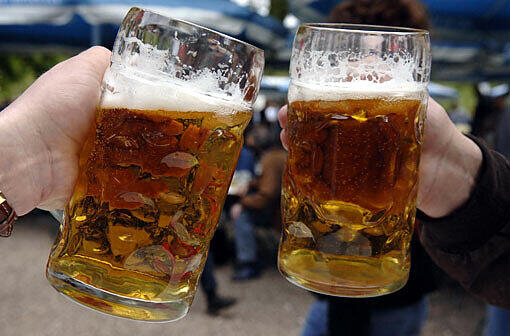 Auch was das Bier anbelangt, war in der ersten Wiesn-Halbzeit 2012 viel los: 3,6 Millionen Maß haben die Besucher bisher getrunken, im Vorjahr waren&rsquo;s 3,4. 2008 nur 3,3 Millionen.
