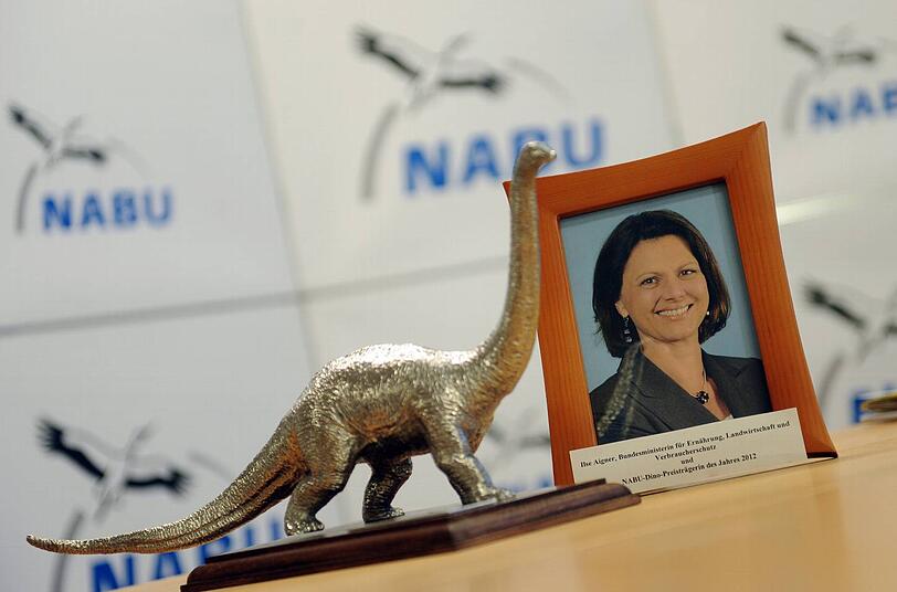 Wenig schmeichelhafte Auszeichnung: Naturschützer sehen Ilse Aigner als Dinosaurier - wegen ihrer "rückwärtsgewandten" Politik.
