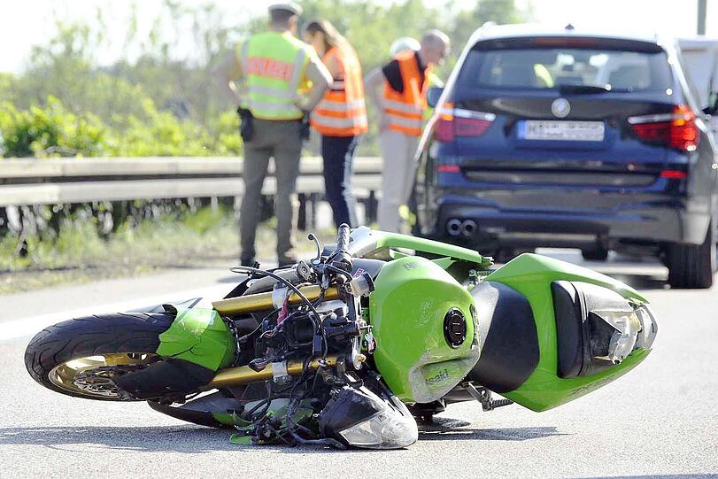 Tödlicher Unfall auf der A99: Ein Krad-Fahrer fuhr am Samstag mit offenbar überhöhter Geschwindigkeit auf das Heck eines Kastenwagens. Er kam mit dem Rettungshubschrauber in ein Krankenhaus, wo er noch am selben Tag verstarb.
