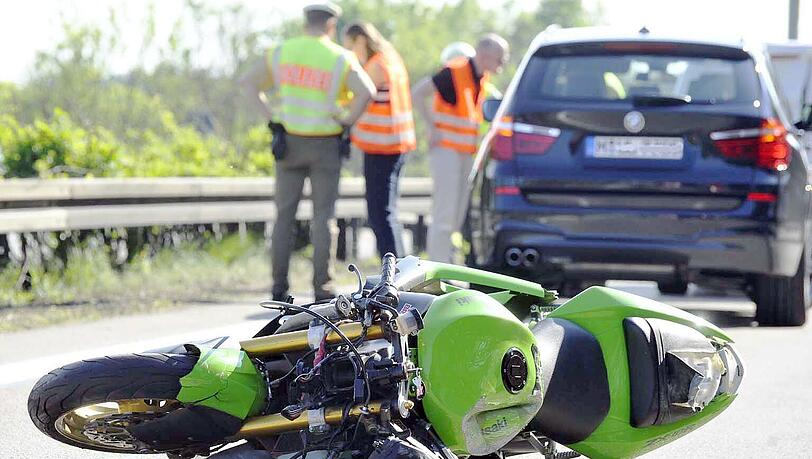 Tödlicher Unfall auf der A99: Ein Krad-Fahrer fuhr am Samstag mit offenbar überhöhter Geschwindigkeit auf das Heck eines Kastenwagens. Er kam mit dem Rettungshubschrauber in ein Krankenhaus, wo er noch am selben Tag verstarb. Tödlicher Unfall auf der A99: Ein Krad-Fahrer fuhr am Samstag mit offenbar überhöhter Geschwindigkeit auf das Heck eines Kastenwagens. Er kam mit dem Rettungshubschrauber in ein Krankenhaus, wo er noch am selben Tag verstarb.