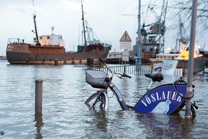 Die überflutete Elbe in Hamburg im am Museumshafen Oevelgönne
