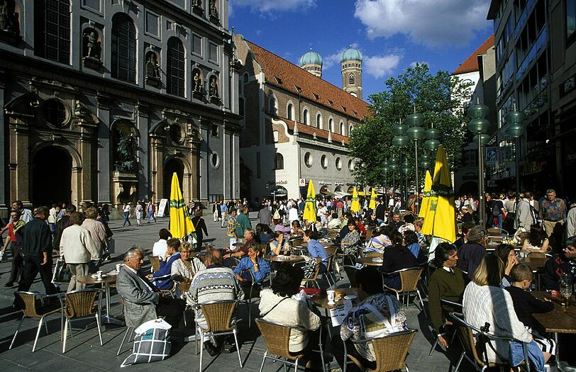Sobald es die Temperaturen zulassen, sind die Münchner Freischankflächen &mdash; wie hier in der Fußgängerzone &mdash; voll. Und das bis spätabends.