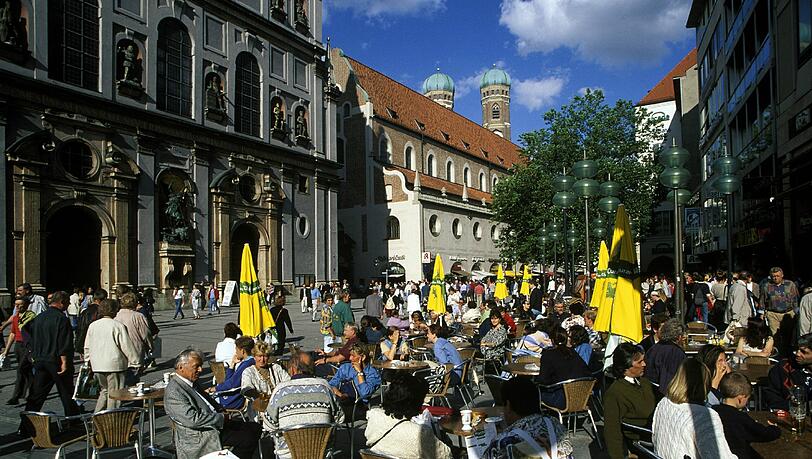 Sobald es die Temperaturen zulassen, sind die Münchner Freischankflächen — wie hier in der Fußgängerzone — voll. Und das bis spätabends. Sobald es die Temperaturen zulassen, sind die Münchner Freischankflächen — wie hier in der Fußgängerzone — voll. Und das bis spätabends.