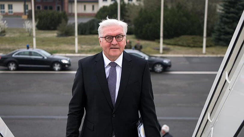 Bundespräsident Frank-Walter Steinmeier steigt auf dem militärischen Teil des Flughafen Tegel in Berlin in ein Flugzeug der Flugbereitschaft der Bundeswehr.