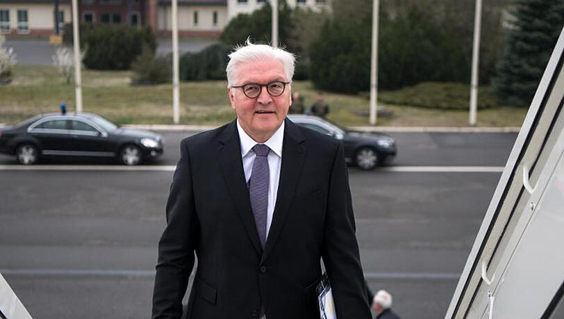 Bundespräsident Frank-Walter Steinmeier steigt auf dem militärischen Teil des Flughafen Tegel in Berlin in ein Flugzeug der Flugbereitschaft der Bundeswehr. Bundespräsident Frank-Walter Steinmeier steigt auf dem militärischen Teil des Flughafen Tegel in Berlin in ein Flugzeug der Flugbereitschaft der Bundeswehr.
