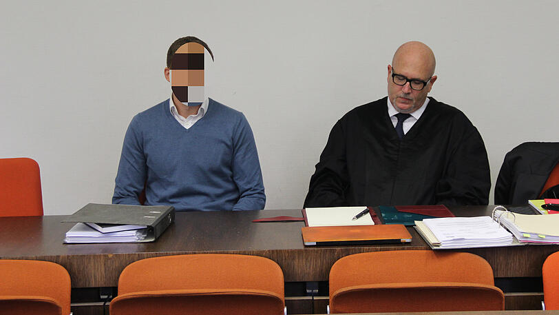 Der Geschäftsmann Konstantin V. (l., mit Anwalt Alexander Schmidtgall) soll seine Lebensgefährtin erdrosselt und ihre Leiche verbrannt haben.