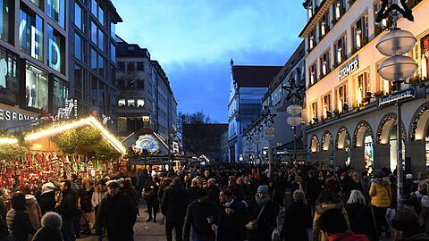 Kaufingerstraße voller Menschen kurz vor Weihnachten. Dennoch stellt der Einzelhandel einen Umsatzeinbruch fest.