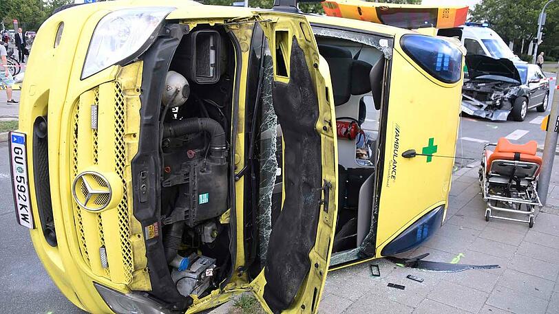 Das Rettungsfahrzeug aus der Steiermark soll auf einer Rückholfahrt aus Slowenien unterwegs zum Klinikum Großhadern gewesen sein.