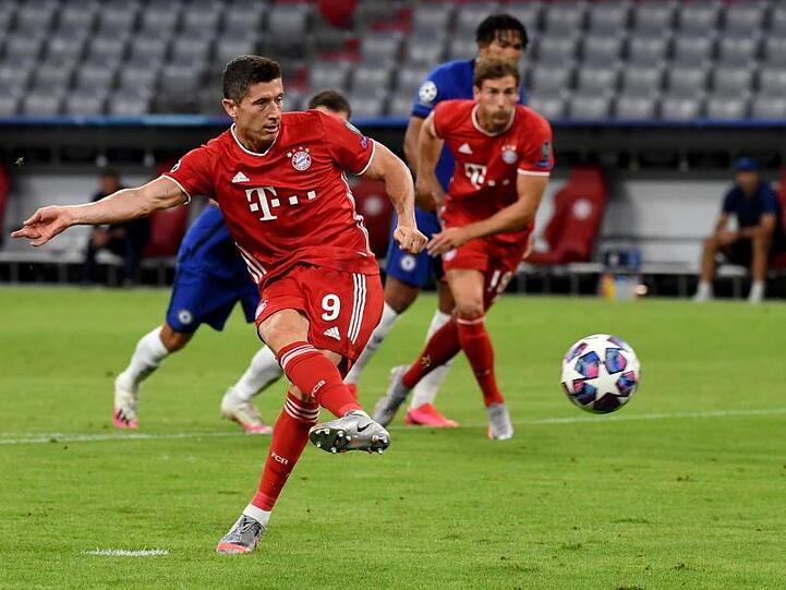 Münchens Robert Lewandowski erzielt den Treffer zum 1:0 gegen Chelsea. Foto: Sven Hoppe/dpa