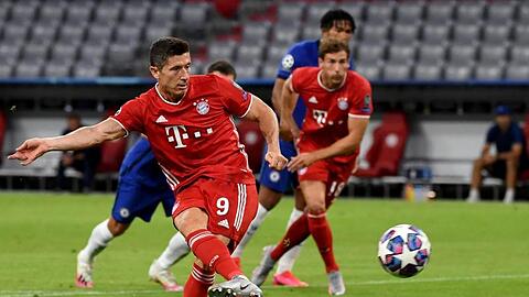 Münchens Robert Lewandowski erzielt den Treffer zum 1:0 gegen Chelsea. Foto: Sven Hoppe/dpa