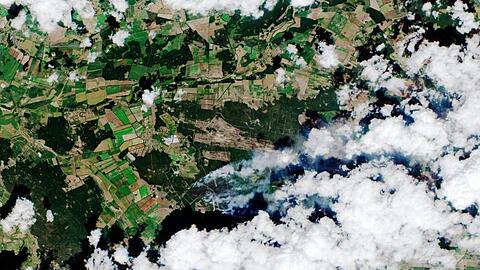 Eine Satellitenaufnahme zeigt den verheerenden Waldbrand bei Lübtheen in Mecklenburg-Vorpommern.