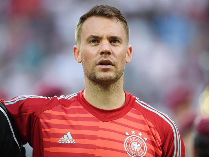 Deutschlands Torhüter Manuel Neuer bei der Nationalhymne. Foto: Arne Dedert/Archivbild
