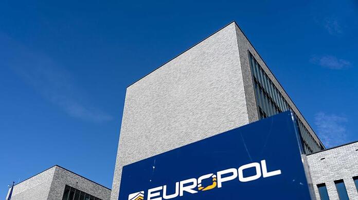 Laut Europol hatten Ermittler über 18 Monate lang Telefongespräche und andere Kommunikation der Banden abgehört.
