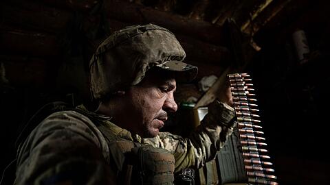 Ein ukrainischer Soldat an der Frontlinie in der Region Donezk.