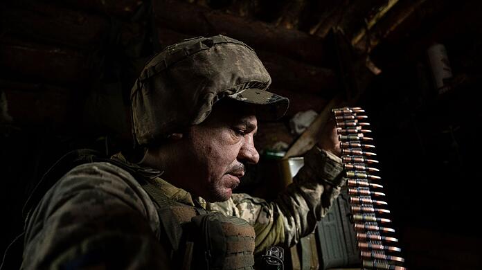 Ein ukrainischer Soldat an der Frontlinie in der Region Donezk.