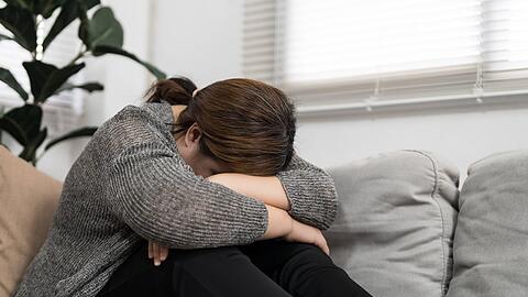 Nach einem sexuellen Übergriff fühlen sich viele Frauen allein. Sie können sich aber Hilfe holen. Auch in Kliniken, wenn sie nicht zur Polizei möchten.