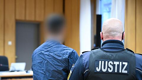 Ein 31-J&auml;hriger soll vor allem in Baden-W&uuml;rttemberg und Nordrhein-Westfalen theoretische F&uuml;hrerscheinpr&uuml;fungen f&uuml;r Fahrsch&uuml;ler absolviert haben und daf&uuml;r 12.000 Euro erhalten haben.