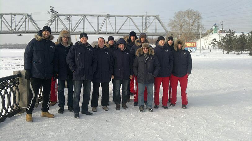 Dienstreise nach Sibirien: Trainer Mihai Paduretu (3.v.l.) mit den Volleyballern von Generali Haching bei Minus 20 Grad am Fluss Ob.